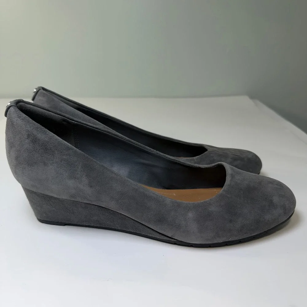 Clarks‎ Artisan Vendra Bloom Womens Grey Suede Wedge Pumps Round Toe Shoes 8.5 M